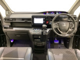 車内は光触媒抗菌消臭施工済です。インパネ周りはスタイリッシュなデザインです。グローブボックスやカップホルダーのほかにトレーなどたくさんの収納スペースが付いています。