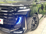 【LEDヘッドライト】悪天候や夜間走行時も良好な視界を確保し安心して運転できる高輝度LEDヘッドライトを装備!点灯速度が早く、消費電力も抑えられています。