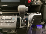 CVT車のセレクトレバーです。低速から高速まで、変速ショックのないスムーズな走りを実現するとともに、エンジン効率のよい領域を維持することで燃費にも貢献します。