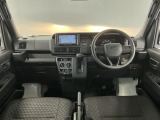 【インパネ】運転のしやすさを最優先に設計された見晴らしの良いフロントビュー。車両間隔が掴みやすく狭い道でも安心♪「安全」と「品質」を最優先に、安心してお乗りいただけるクルマを提供いたします。