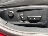 【パワーシート】電動でシートポジションの変更が可能です。手動式より細かくシート設定が可能ですのでより快適な姿勢でドライブを楽しんで頂けるでしょう。