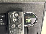 【キーフリーシステム】カバンやポケットに入れたままでもドアの施錠・解錠が可能なスマートキーを装備。エンジンのオン・オフ時もカギを取り出す必要が無いからとっても便利です♪