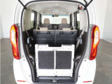 重い荷物もスロープと電動ウインチで楽に積載。車いす以外の荷物もウインチでしっかり固定できるので安心です♪