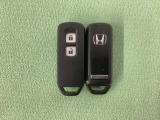 スマートキーを装備しています。鍵を差し込むことなくドアロックの開け閉めと、スタートボタン操作でのエンジンスタートができます。スペアキーも同じものを用意しております。