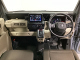車内は光触媒抗菌消臭施工済です。インパネ周りはスタイリッシュなデザインで機能や装備も充実しています。グローブボックスやカップホルダーのほかにトレーなどたくさんの収納スペースが付いています。