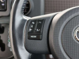 ステアリングスイッチ付き。前方から目を離すことなく操作することが可能です。