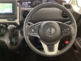 【ハンドル】運転にかかわる様々な操作を安全に行えるように視点移動が少なく操作性に配慮されたスイッチ類が凝縮されたコックピットです。