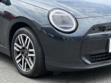 アダプティブLEDヘッドランプは、「MINIクーパー」全車に共通する標準装備のアイテム。デイタイムランニングランプは「Classic」、「Favoured」、「John Cooper Works」の3種類から、点灯形状を選択できる。
