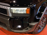 【LEDヘッドライト】悪天候や夜間走行時も良好な視界を確保し安心して運転できる高輝度LEDヘッドライトを装備!点灯速度が早く、消費電力も抑えられています。