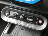 エンジンスタート/ストップのトグルスイッチやエアコンのボタンなどは、センターパネルに集約されています!