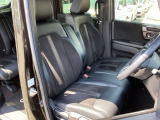 【ベンチシート】運転席と助手席の移動もスムーズ!狭い駐車場での乗り降りや、お子様の乗り降りにも便利です。座席の間にコンソールボックスやドリンクホルダーがないため、車内空間が広く感じます。