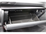 車検証ケースや取扱説明書は助手席の大型グローブボックスに収納可能。