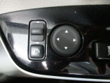 電動格納ドアミラーを装備しております。駐停車時や狭い路地でのすれ違い時などで便利です☆また、手元のスイッチで左右ガラス面の角度変更ができるため、お好みの角度に調整が可能です♪