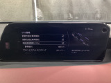 車線逸脱警報システムは、走行中にカメラで車線を検知して、自車が車線から逸脱する可能性があると判断した場合に、警報によりドライバーに通知します。