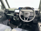 運転席まわりです。 各操作スイッチは使いやすい位置に配置されてます。