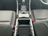 運転席/助手席の間にあるセンターコンソール内には、USB-C端子&times;2・HDMI端子・純正ナビSDカード用スロットが装備されています。