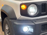 【LEDヘッドライト】悪天候や夜間走行時も良好な視界を確保し安心して運転できる高輝度LEDヘッドライトを装備!点灯速度が早く、消費電力も抑えられています。