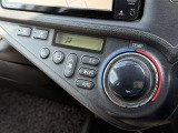 【オートエアコン】一度お好みの温度に設定すれば、車内の温度を検知し風量や温度を自動で調整。暑い&hellip;寒い&hellip;と何度もスイッチ操作をする必要はありません。快適な車内空間には必須の機能ですね♪