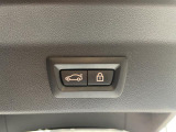 電動パワーゲートです。開閉がボタン1つで開け閉め行えます。また、状況に応じてのトランクハッチ開閉量を簡単に設定可能です。スマートオープナーも便利な機能です。ぜひお試しください。