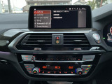 BMWのナビゲーションは操作性も良く、詳細な地図情報と交通状況を見やすく表示し、快適なドライビングをサポートしながら目的地までナビゲートします。