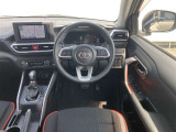 シンプルで使いやすいデザインの運転席です。