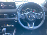 【運転席インテリアデザイン】左右対称のインテリアデザインでドライバーを包み込み運転に集中できるように設計されています。