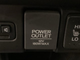アクセサリーソケットはUSBのアダプターなどをつければ、スマホの充電にも使えます。