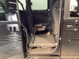 後席をダイブダウンでたためば限りなくフラットな広い荷室になります。