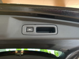 【電動リアゲート】ボタン1つで開閉可能。荷物の積み下ろしもスムーズで、安全・便利に使えます。