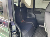 後席は320mmも前後にスライド。一番前に出せば、運転席から後席のお子さまに手が届きます。簡単に操作できるようシート下とシートバックにレバーを設置。リクライニングや格納もワンアクションです。