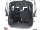 サードシートを跳ね上げれば、セカンドシートに人が乗っていても荷物を十分に積めます。