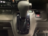 CVT車のセレクトレバーです。低速から高速まで、変速ショックのないスムーズな走りを実現するとともに、エンジン効率のよい領域を維持することで燃費にも貢献します。