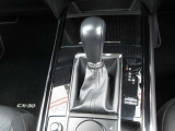 マニュアル車のようなダイレクトな走りを実現する独自の6速AT。操作性に優れたフルオートエアコンに加え、シートヒーターやステアリングヒーターなどの快適装備を機能的に美しく配置しています。