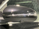 死角検知警告システムが装備されており、車線変更の際、死角に入る車両の検知、警告を行います。また、サイドミラー内部のインジケータが点灯し、危険の促しをしています。