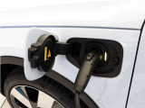 コンセントタイプ3kWやウォールボックスタイプ6kWの充電器を用いてご自宅で簡単充電。一般的な家庭用200V交流充電ケーブルでは約8時間で80%まで充電!1時間あたり7~14kmを走行できる電力を充電