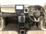 車内は光触媒抗菌消臭施工済です。スタイリッシュなデザインで暖かみのあるインパネ周りを演出します。グローブボックスやカップホルダーのほかにトレーなどたくさんの収納スペースが装備されています。