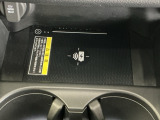 ワイヤレス充電器ついてます!スマートフォンを置くだけで充電可能。ケーブルをつなぐ煩わしさがありません。