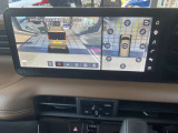 人や車がどこで現れるか不安!そんな混雑する駐車場などで、周囲の状況が直感的にわかる立体的映像を表示。車の周囲がぐるっと見えるので安心して発進できます。