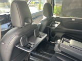 運転席と助手席のシートバックに収納式のトレイ付きドリンクホルダーを装備しています。ドライブの時など便利です。
