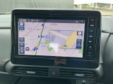 日産純正9インチメモリーナビ(MM223D-L)装備。スマートフォンによる部分地図更新、Bluetooth接続での音楽視聴、快適な画面操作と高音質なオーディオ再生。無料地図更新付きです。