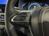 ステアリングスイッチ付きで、運転中に視線を前に向けたまま操作できます。