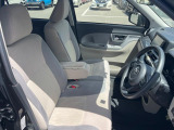 運転席まわりには十分なスペースがあり、大柄な方でもゆったり運転していただける環境です。