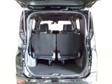 後席シートは分割可倒式です。乗せる荷物や乗車人数に合わせて片側ずつ倒すことが出来ます。