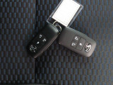 電子キーをポケットやカバンに入れているだけで、ドアの開錠・施錠が行えます。荷物を抱えていてもラクラク開閉です。エンジン始動も行えます。