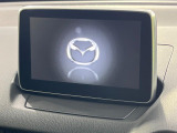 【マツダコネクト】車内の雰囲気にマッチした大型のディスプレイ。スマホ接続でのナビ使用やBluetooth再生等、様々な機能が楽しめます。直感的なダイヤル操作が可能で、使い勝手も良好です。