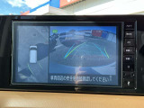 上空から見下ろしているかのような映像をディスプレイに映し出し、スムースな駐車をサポートします。画面は「トップビュー」のほか「サイドブラインドビュー」への切り換えが可能。ますます安心です