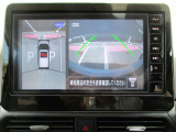 上空から見下ろしているかのように駐車できるアラウンドビューモニター。車庫入れや縦列駐車に役立ちます。