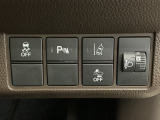 車がカーブの外側へ膨らんだり内側へ巻き込んだりする挙動を防止する横滑り防止装置、障害物センサー、万が一の時にあると心強いホンダセンシング機能-路外逸脱抑制機能・衝突軽減ブレーキ付きです!
