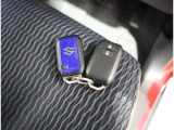 リモコンキーを取り出さなくてもエンジンのON/OFFやドアの開錠・施錠がスイッチ一つで行えるスマートキーです♪