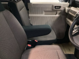 アームレストは、運転中の腕をしっかりと支えることで、疲労を大きく軽減してくれます。
